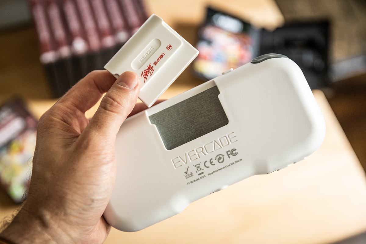 一款面向复古游戏发烧友的迷人盒式掌上电脑