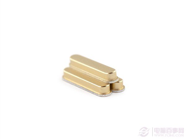 图为拆卸下来的iPad Air 2电源键特写